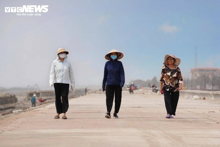 Không chỉ du khách, người dân địa phương cũng cảm nhận rõ sự thay đổi của bãi biển sau quá trình chỉnh trang. “Trước đây bãi biển còn nhiều chỗ nhếch nhác, đi lại cũng bất tiện. Giờ thì sạch sẽ, thoáng đãng hơn hẳn, đường sá khang trang, ra biển dạo mát thấy thích lắm. Nhìn bãi biển thay đổi từng ngày, chúng tôi càng có thêm hy vọng về một mùa du lịch đông vui, nhộn nhịp”, bà Nguyễn Thị Liên (75 tuổi) chia sẻ.