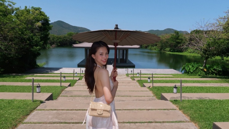 Tiểu Vy xách hai túi hiệu hơn 550 triệu đồng đi du lịch - 1