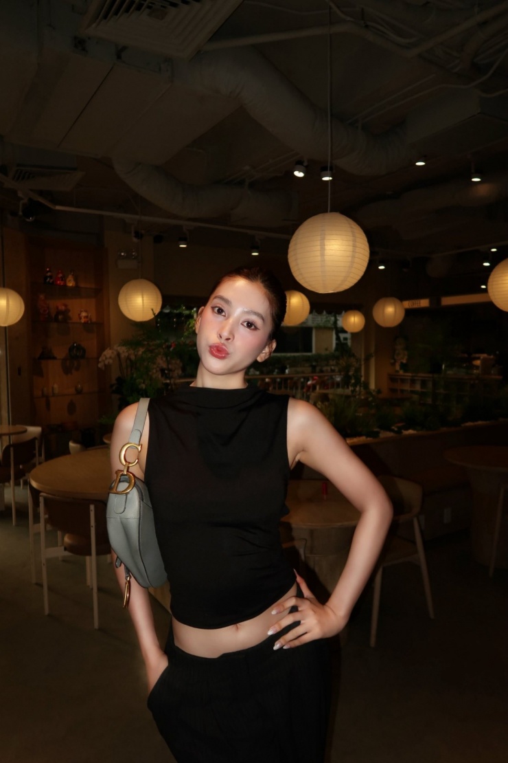 Tiểu Vy xách hai túi hiệu hơn 550 triệu đồng đi du lịch - 6