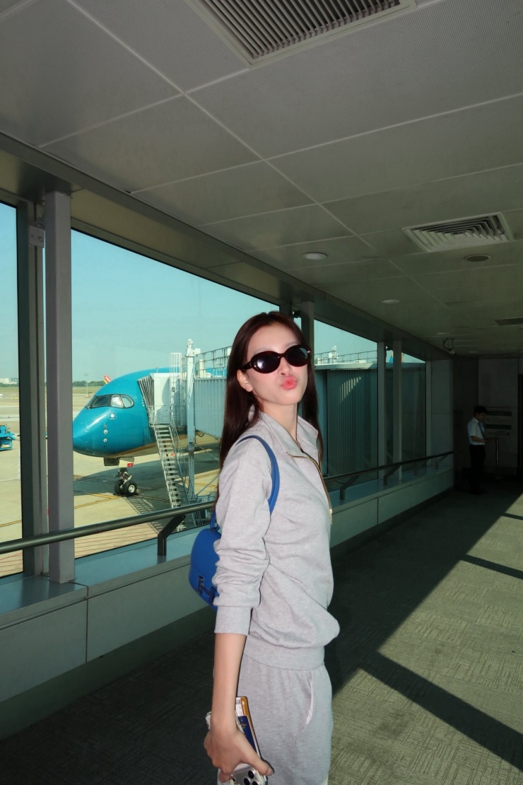 Tiểu Vy xách hai túi hiệu hơn 550 triệu đồng đi du lịch - 4