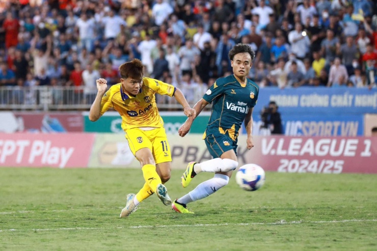 Trần Mạnh Quỳnh được đôn lên đội một SLNA năm 2021. Ảnh: FBNV.