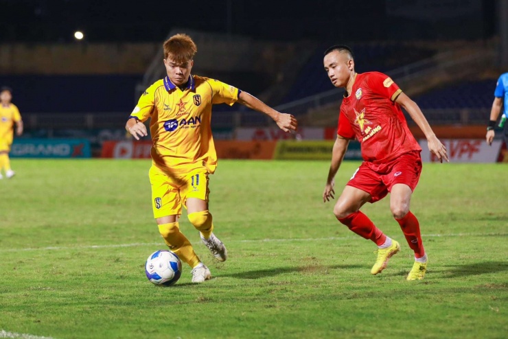 Ngày 12/4/2021, Trần Mạnh Quỳnh có trận thi đấu chuyên nghiệp đầu tiên và đóng góp 1 pha kiến ​​tạo cho Phan Văn Đức trong chiến thắng 2-0 của SLNA trước B.Bình Dương ở V.League. Ảnh: FBNV.