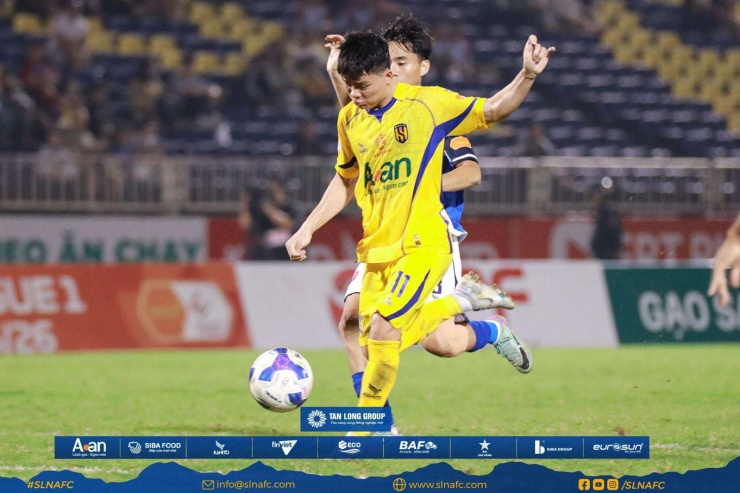 Vị trí sở trường của&nbsp;Trần Mạnh Quỳnh là tiền vệ cánh nhưng anh cũng có thể thi đấu trong vai trò tiền đạo cắm. Ảnh: SLNA.