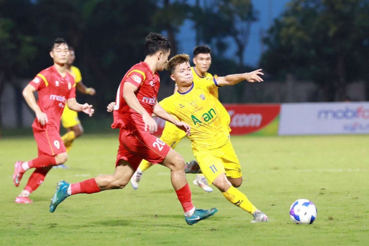 Sau đó, Trần Mạnh Quỳnh lần lượt khoác áo U19 (2019-2020) và U23 Việt Nam 2022-2024). Ảnh: SLNA.