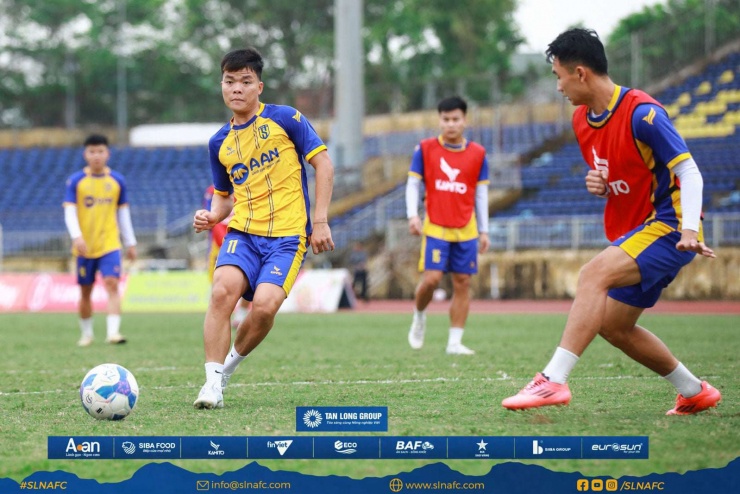 Trần Mạnh Quỳnh sở hữu chiều cao 1m70, cân nặng 65kg và được chuyên trang chuyển nhượng Transfermarkt định giá 175.000 euro. Ảnh: SLNA.