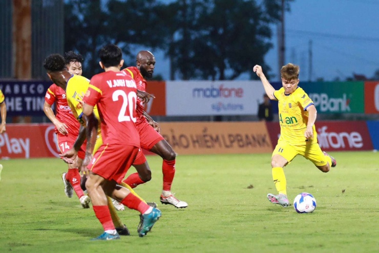 Trần Mạnh Quỳnh từng tham dự giải U18 Đông Nam Á 2019 cùng U18 Việt Nam. Cầu thủ 24 tuổi từng được 2 HLV Guillaume Graechen và HLV Philippe Troussier đánh giá cao tài năng, không tiếc lời khen ngợi. Ảnh: SLNA.