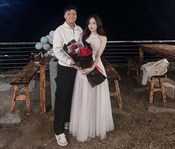 Trần Mạnh Quỳnh và bạn gái xinh đẹp. Tuy có một số lần đăng tải hình ảnh bạn gái lên trang Facebook cá nhân nhưng cầu thủ 25 tuổi chưa hé lộ danh tính của cô nàng. Ảnh: FBNV.