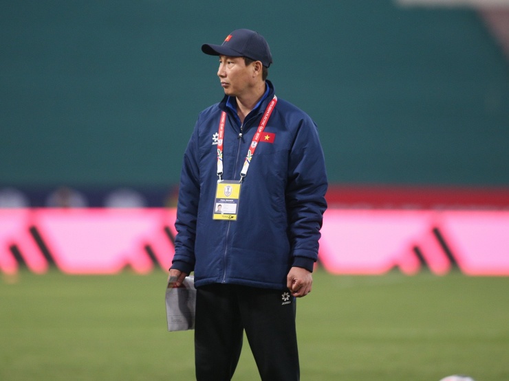 Điều đó đồng nghĩa áp lực dành cho HLV Kim Sang Sik thêm lớn