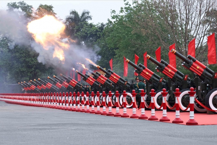 Nghi thức bắn 21 phát đại bác chào mừng Tổng thống Hàn Quốc Lee Jae Myung và phu nhân. Ảnh: TTXVN
