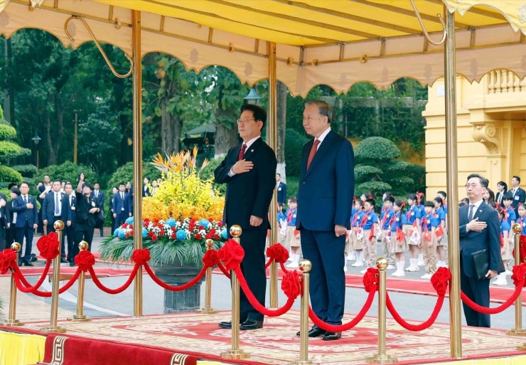 Tổng Bí thư, Chủ tịch nước Tô Lâm và Tổng thống Hàn Quốc Lee Jae Myung nghe Quân nhạc cử Quốc thiều hai nước. Ảnh: TTXVN