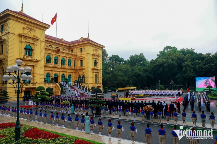 Lễ đón Tổng thống Hàn Quốc và phu nhân được tổ chức trọng thể tại Phủ Chủ tịch