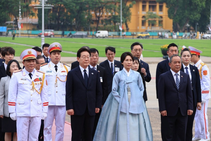 Việt Nam bắn đại bác chào đón Tổng thống Hàn Quốc Lee Jae Myung và phu nhân - 13