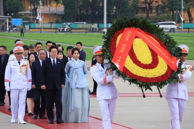 Tổng thống Hàn Quốc và đoàn đại biểu đã đặt vòng hoa, vào Lăng viếng Chủ tịch Hồ Chí Minh