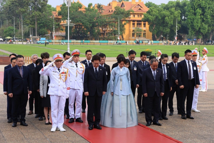 Việt Nam bắn đại bác chào đón Tổng thống Hàn Quốc Lee Jae Myung và phu nhân - 15