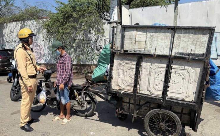 Xe thu gom rác tự chế cơi nới thùng không đảm bảo an toàn khi di chuyển trên đường.