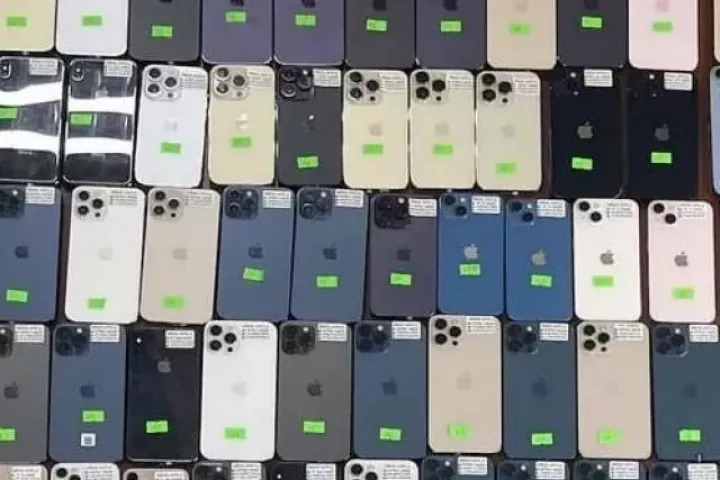 Phát hiện hàng trăm iPhone, túi xách Dior 'lậu' tuồn vào Việt Nam