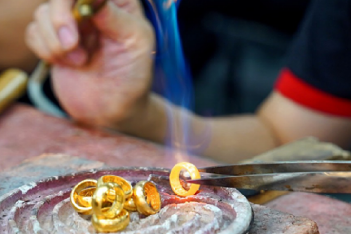 Băn khoăn với đề xuất vay vàng trong dân