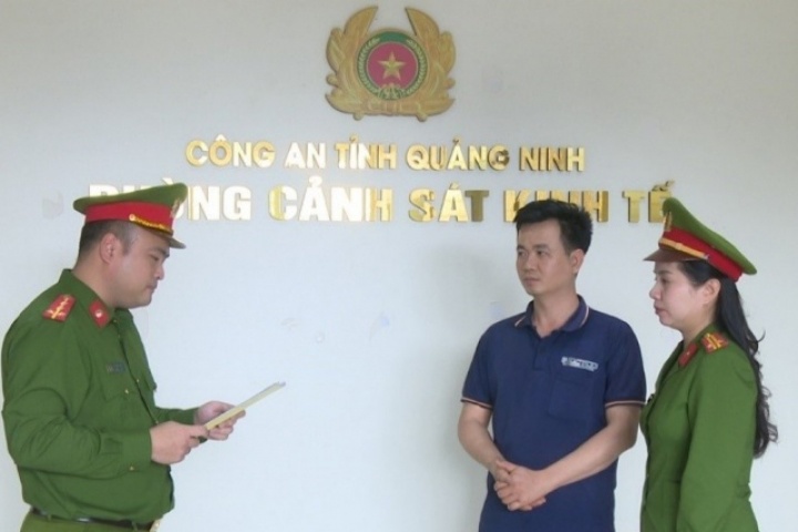 Khởi tố hai mẹ con sản xuất giấm giả từ axit pha nước lã