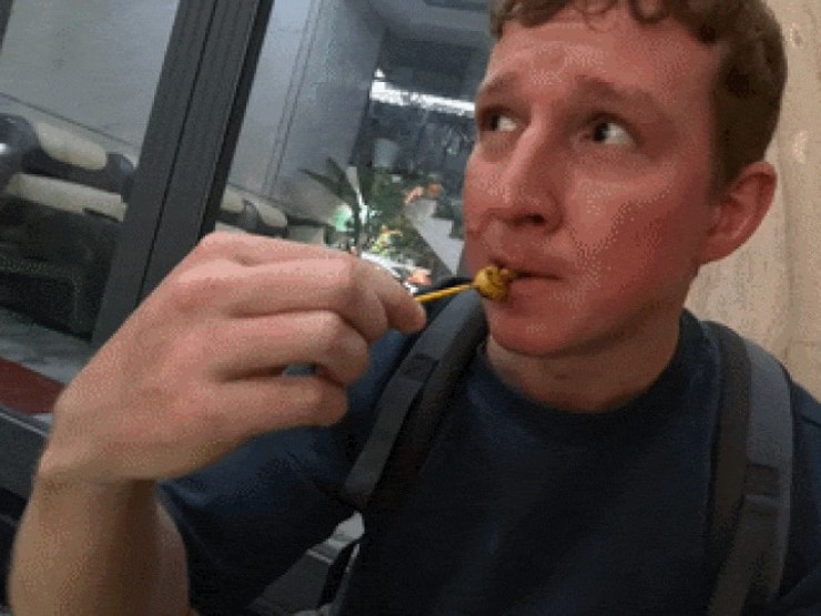 Khách Tây khen nức nở món giòn sần sật ở biển Việt, gọi liền 3 suất