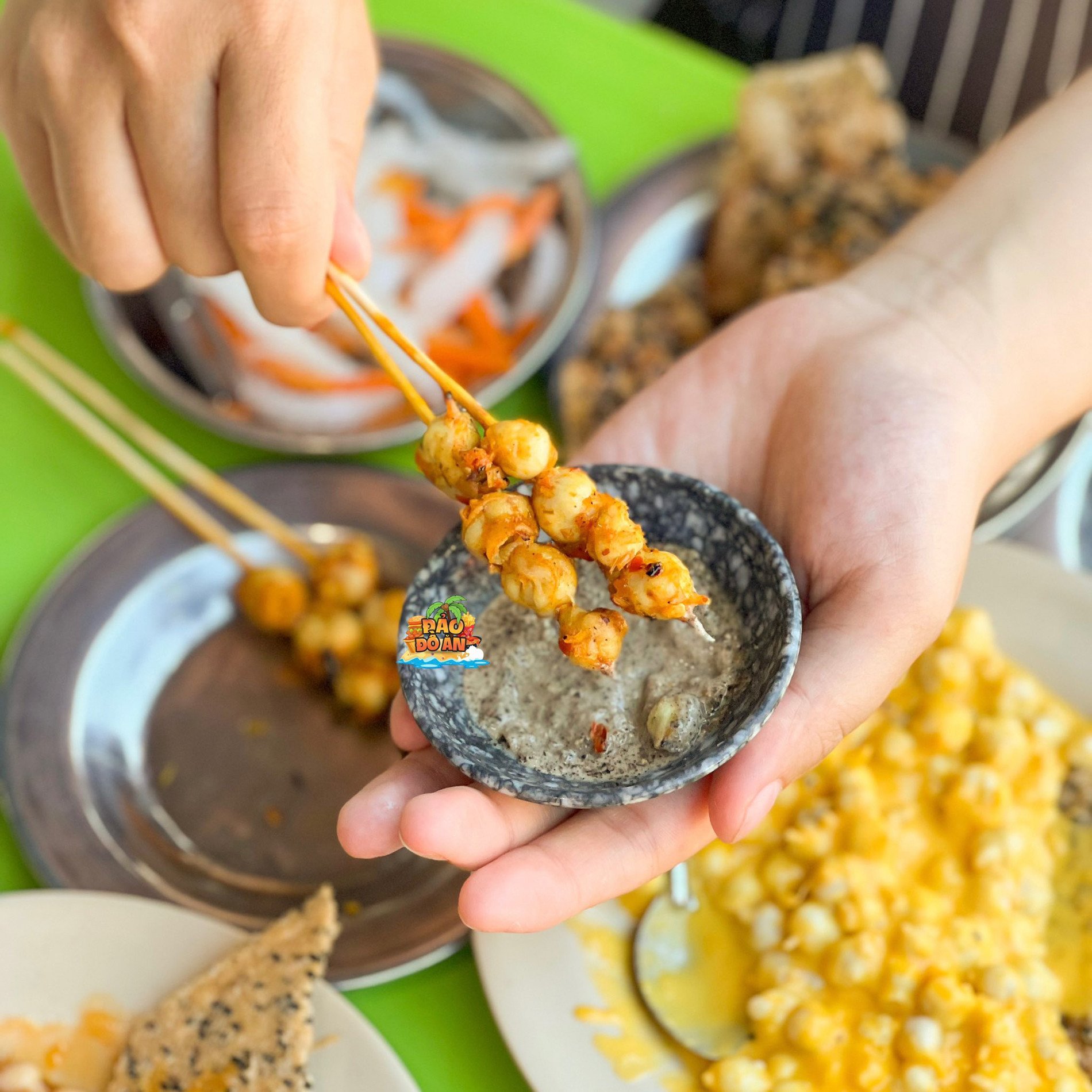 Khách Tây khen nức nở món giòn sần sật ở biển Việt, gọi liền 3 suất - 2