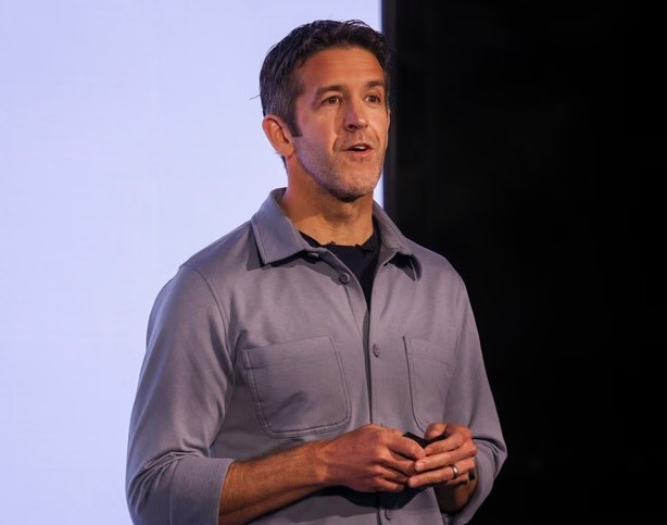 Ông John Ternus công bố các sản phẩm mới của Apple. (Ảnh: EPA)