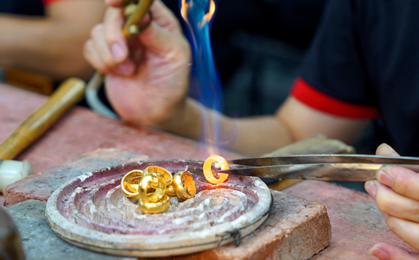 Các doanh nghiệp kim hoàn đang rất thiếu nguồn nguyên liệu để sản xuất vàng trang sức các loại. Ảnh: LAM GIANG