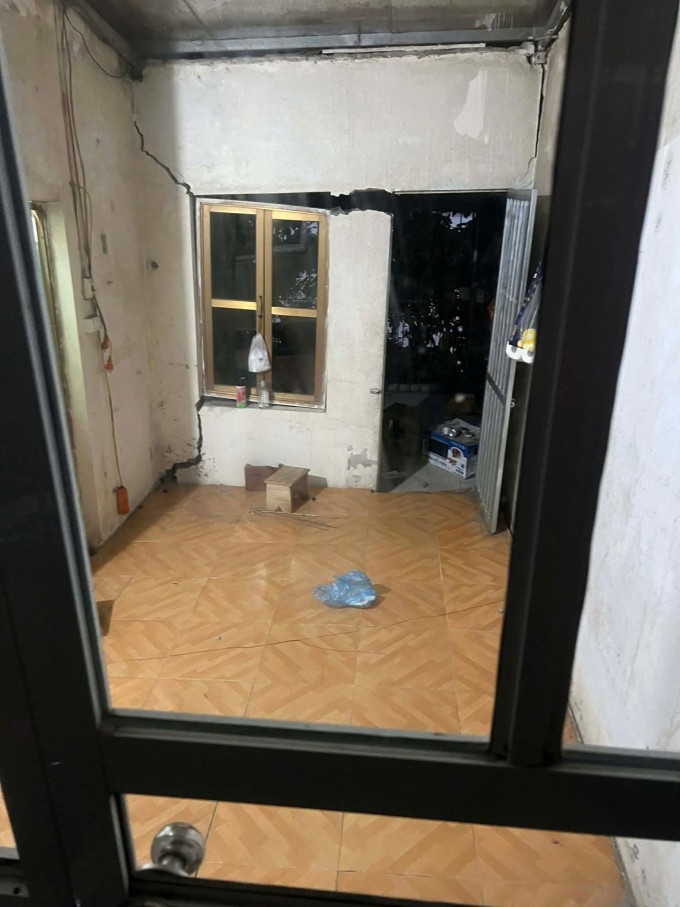 Nhà bị nứt, nghiên do sạt lở ở Phú Thọ. Ảnh: Hải SK