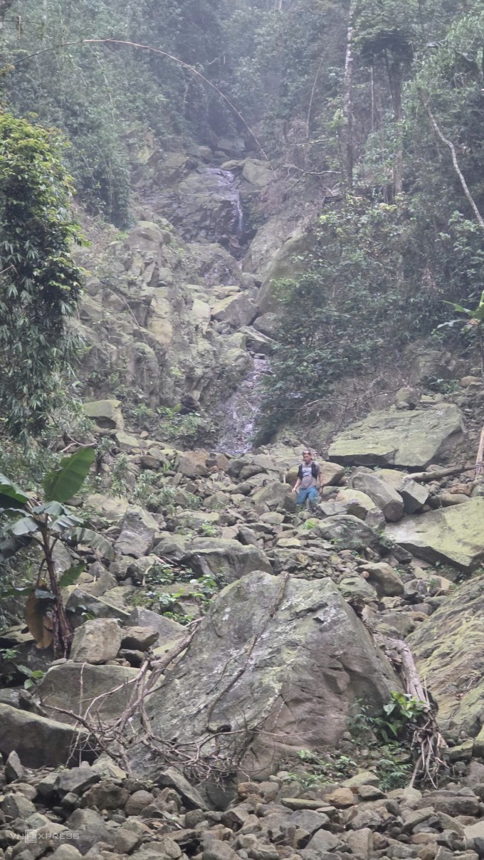 Nhóm tìm kiếm leo theo thác nước. Ảnh: Đăng Khoa