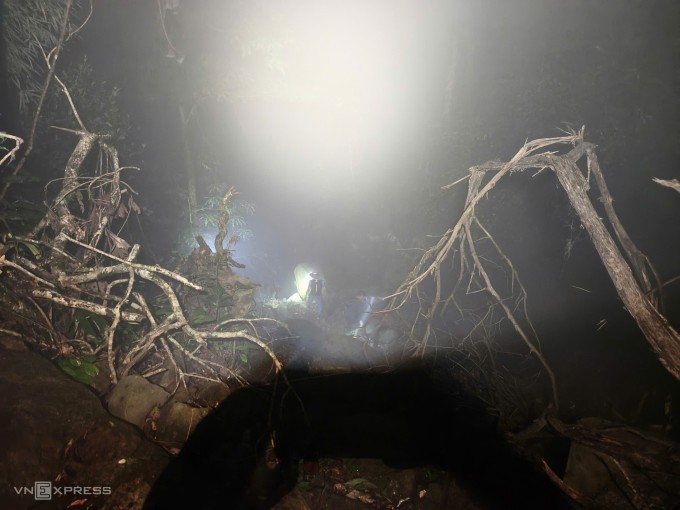 Tìm kiếm trong rừng rậm, sương mù. Ảnh: Đăng Khoa