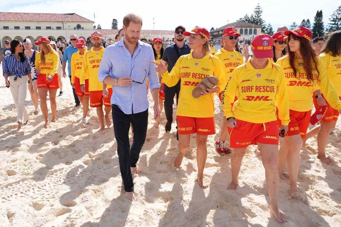 Harry - Meghan đến bãi biển Bondi hôm 17/4. Ảnh: Jonathan Brady