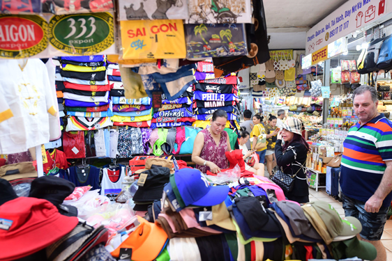 Một hộ kinh doanh quần áo, thời trang tại chợ Bến Thành (TP HCM) Ảnh: HOÀNG TRIỀU