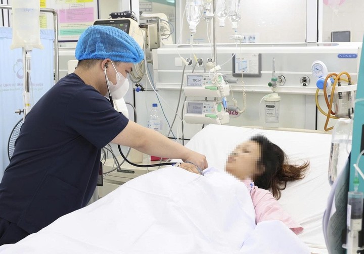 Bác sĩ thăm khám cho sản phụ.