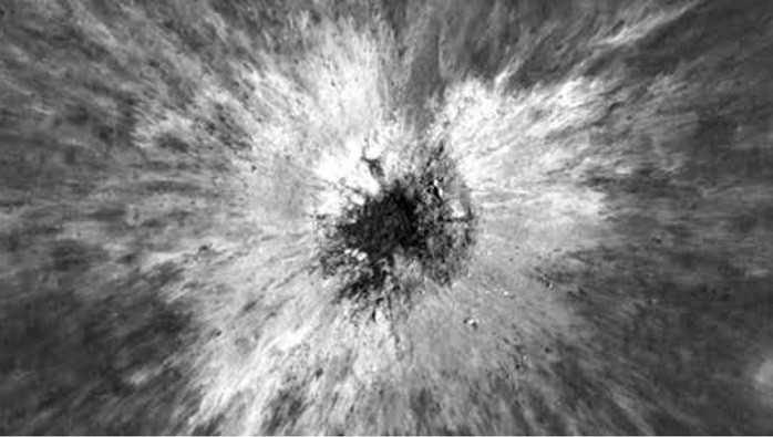 "Lỗ thủng" mới xuất hiện trên bề mặt Mặt Trăng là một hố va chạm khổng lồ mới - Ảnh: NASA