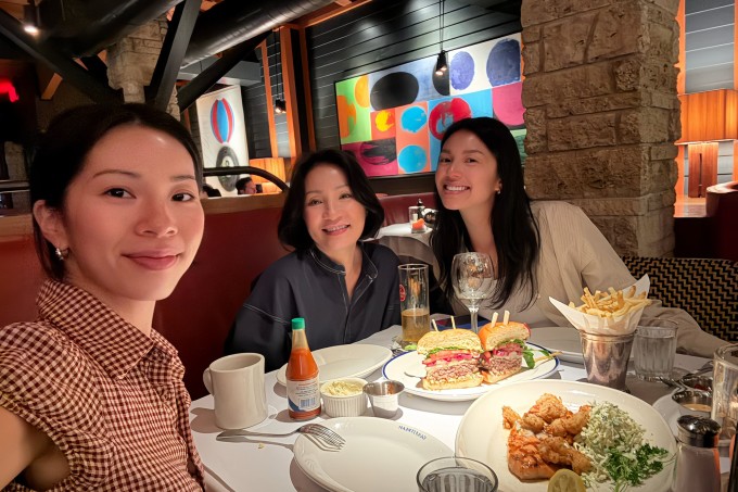 Ảnh sao 22/4: Hồng Đào hạnh phúc bên hai con gái tại Mỹ - 1