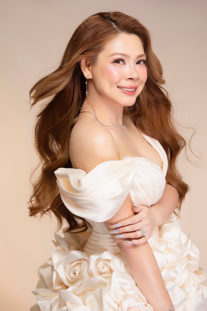 Ảnh sao 22/4: Hồng Đào hạnh phúc bên hai con gái tại Mỹ - 7