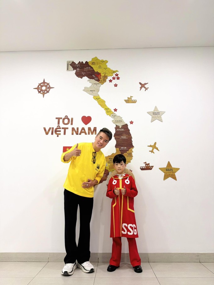 Ảnh sao 22/4: Hồng Đào hạnh phúc bên hai con gái tại Mỹ - 9