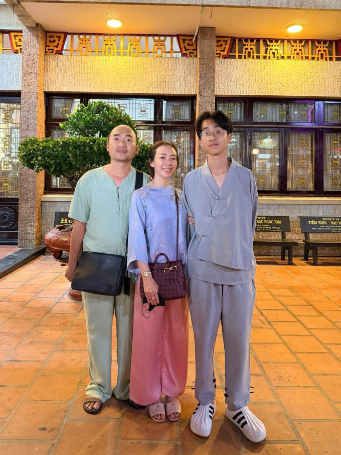 Ảnh sao 22/4: Hồng Đào hạnh phúc bên hai con gái tại Mỹ - 10