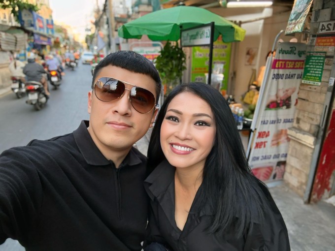 Ảnh sao 22/4: Hồng Đào hạnh phúc bên hai con gái tại Mỹ - 8