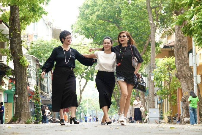 Ảnh sao 22/4: Hồng Đào hạnh phúc bên hai con gái tại Mỹ - 11