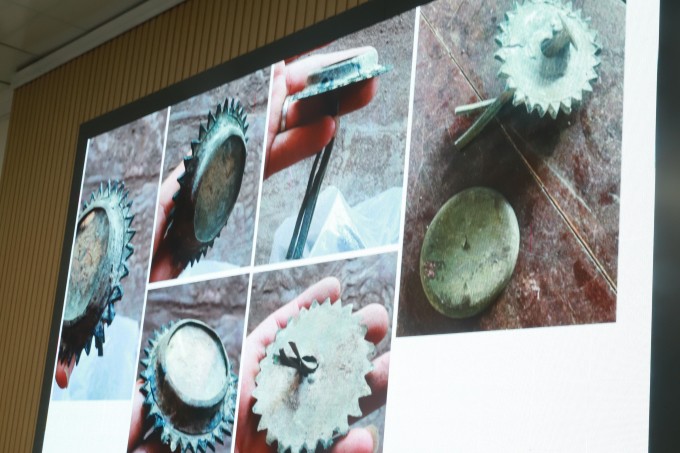 Các hiện vật được cho là chòm sao trang trí ở nhà hát Minh Khiêm Đường. Ảnh: Võ Thạnh