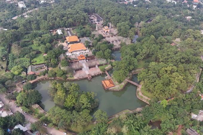 Toàn cảnh lăng vua Tự Đức đang được trùng tu. Ảnh: Võ Thạnh