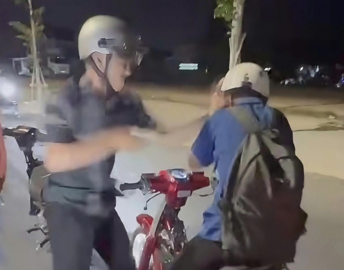 Nam sinh bị hành hung. Ảnh: Cắt từ clip