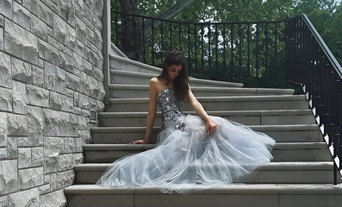 Sunday Rose tiết lộ đầm dự dạ hội cuối cấp.