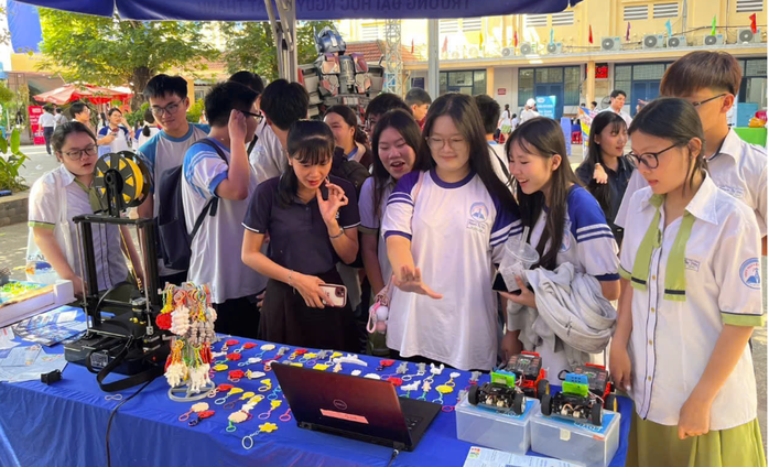 Học sinh lớp 9 tìm hiểu thông tin về tuyển sinh lớp 10