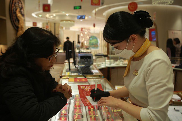 Đối với người Việt thì trang sức bằng vàng 24k có chất lượng cao nhất, thường được mua về để cất giữ, làm của hồi môn, trao tặng trong đám cưới…