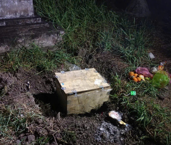 Người dân bàng hoàng phát hiện bên trong thùng gỗ có thi thể trẻ sơ sinh