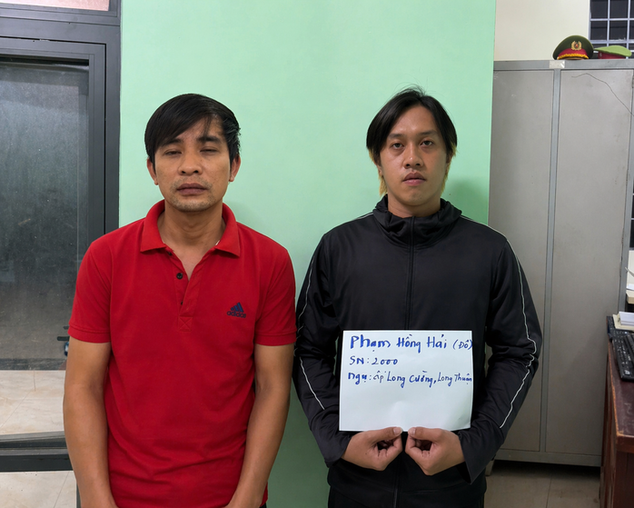 Hai nghi phạm sau đó ra đầu thú.