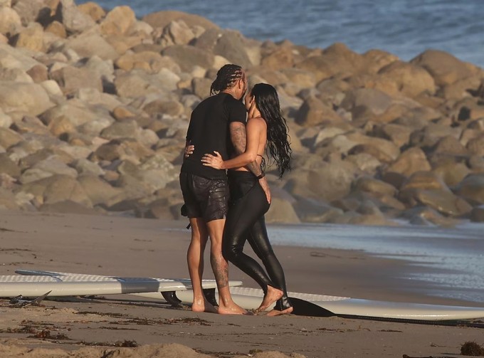 Kim Kardashian và bạn trai mới tình tứ tắm biển - 5