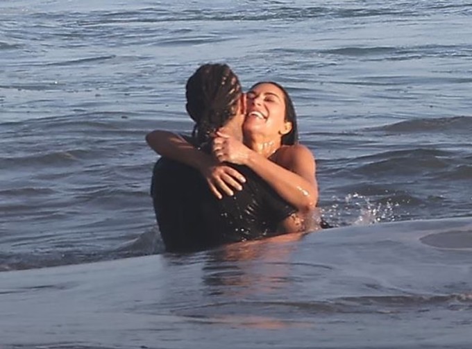 Kim Kardashian và bạn trai mới tình tứ tắm biển - 1