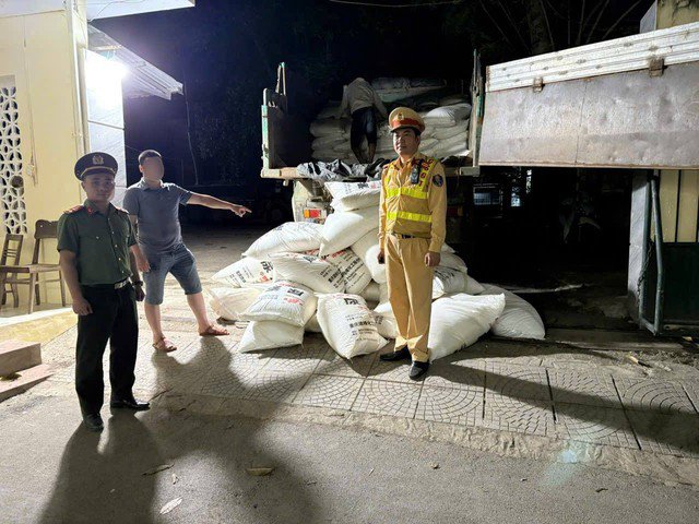 Đối tượng H.V.H cùng tang vật tại cơ quan Công an. Ảnh: Công an xã Bảo Lạc.